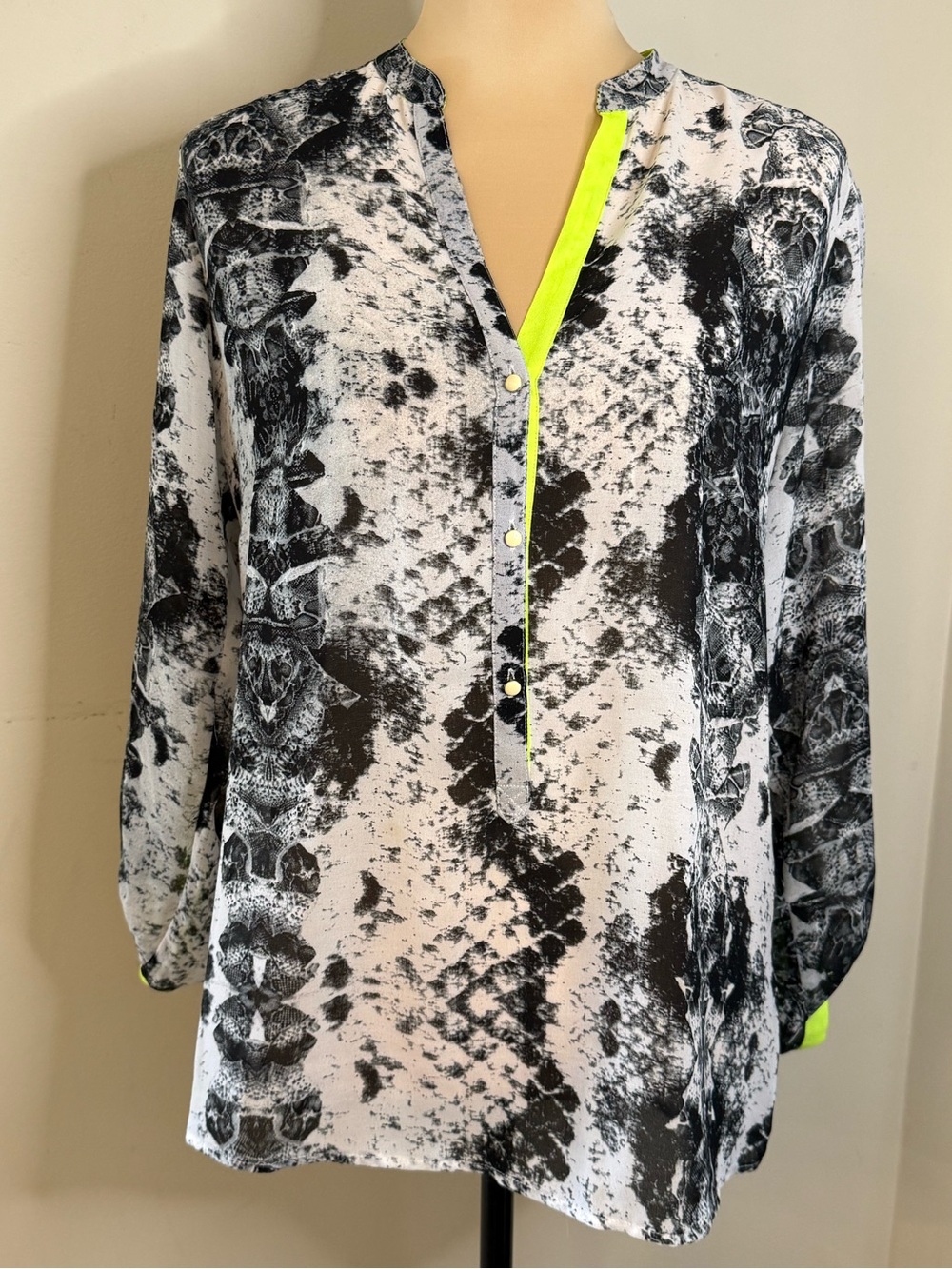 Alberto Makali top monochrome abstract snake print & neon green SZ 8